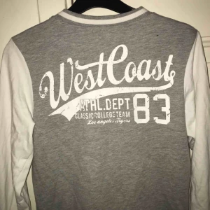  - Cool baseballkofta med tryck i fram och bak. Sparsamt använd. 