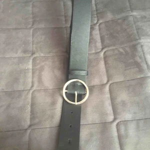  - fake-skinn bälte från H&M, nypris 100kr. säljes då den inte kommit till ngn nytta, fick ett likadant av en vän:) 🖤