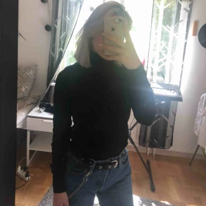  - Svart turtleneck, i princip nyskick. 70 kr + frakt