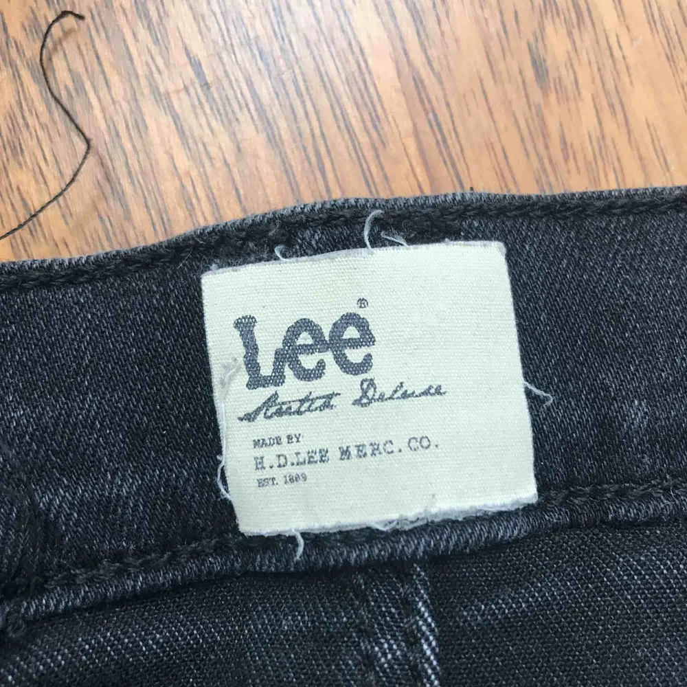 Bootcut Jeans från Lee. Storleken står inte men passar w.26-28. Jeans & Byxor.