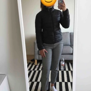  - Dunjacka från Hampton Republick säljes. Storlek är 32/34. Varm och skön. Perfekt under sensommaren, hösten och våren. Swish finns.