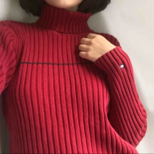  - Röd, stickad turtleneck från Tommy Hilfiger 