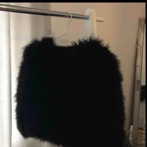  - En favorit, varm och passar till så många olika stilar. Går att stänga med 4 hakar (de syns ej när jackan är öppen). Liite slitningar på högra nederkanten men inget man tänker på. 