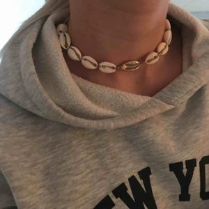  - Snäckhalsband från Gina Tricot. Använt max tre gånger.