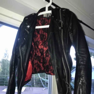  - En Kenza skinnjacka från jofama i storlek 34 säljer pga för liten för mig😢 Väldigt snygg jacka med fina detaljer! Inga fel på den även fast den har några år på nacken. Säljer för 1000 då nypris låg på 4000🥰