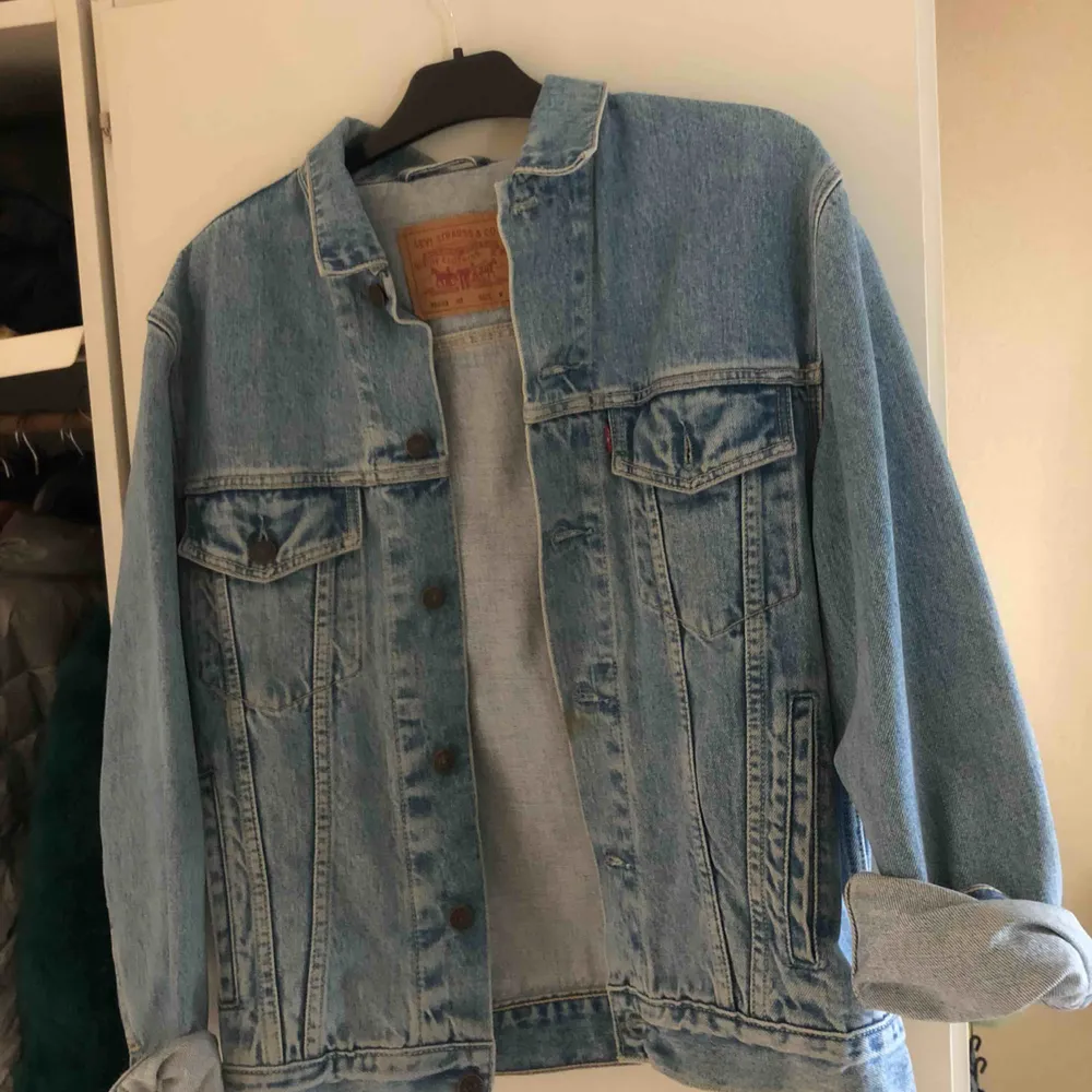 Oversized Levis jeansjacka, köpt i en vintagebutik i Rom🇮🇹 perfekt skick! Den perfekta jeansfärgen, frakt; 50kr eller upphämtning i Gbg. Jackor.