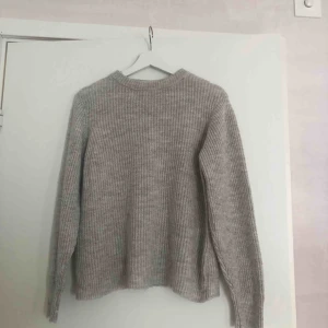  - Grå stickad tröja från NA-KD. Kan mötas upp i Sthlm eller frakta (du betalar).