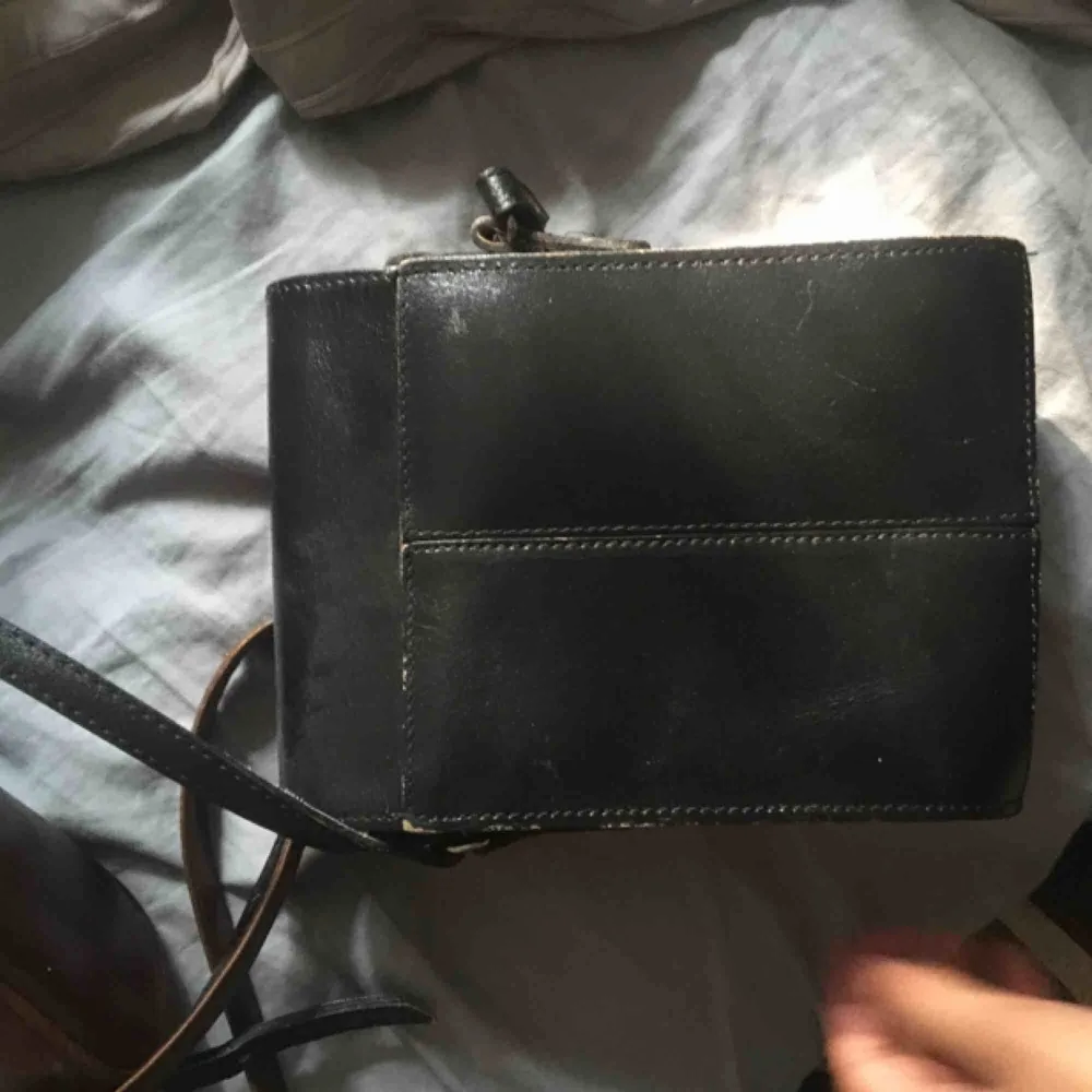 Skitsnygg svart secondhand sidebag som inte kommer till använding, frakt tillkommer :) <3333. Väskor.