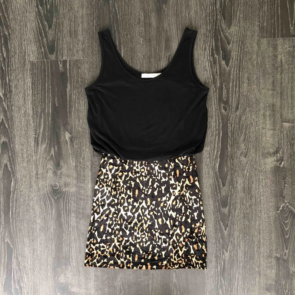 Tight leopard klänning med svart överdel. Nederdelen är figursydd, ”korsettliknande” 🐆👌 . Klänningar.