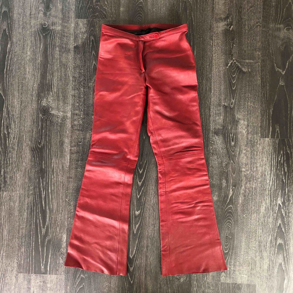 Flare/utsvängda Äkta skinn byxor. Mörkröd. Fodrade med svart silkes polyester så de glider på lättare😉nya✨köptes för över 2000 hm trend. En äldre hm kollektion trendigare än någonsin nu!! Fel storlek på mig annars hade jag behållt dessa tidlösa byxor.📦. Jeans & Byxor.