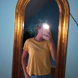 - Vanlig basic gul t-shirt