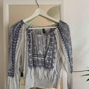  - Snygg och skön Off shoulder - top från H&M. Bra skick!  Köparen står för frakten