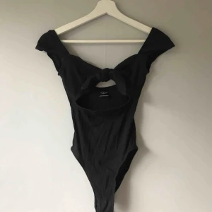  - Säljer en supersöt body från urban outfitters som jag tyvärr aldrig använt🌻   Köparen står för frakt men kan även mötas upp i Stockholm! 