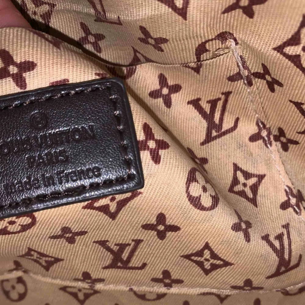 Louis Vuitton väska, inte äkta. Väskor.