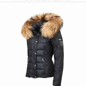  - Svart dunjacka från Rock and Blue med äkta päls. Kommer i väldigt bra skick, nypris 3500kr. 