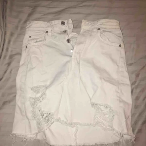  - Sliten vit jeanskjol säljes pga för stor, kan mötas upp i kungsbacka/göteborg annars tillkommer frakt 