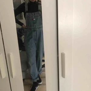  - skitsnygga hängselbyxor från Tommy Hilfiger!! spännena har gått sönder, vilket jag har löst själv; därav lågt pris. kontakta vid intresse så förklarar jag mer! 