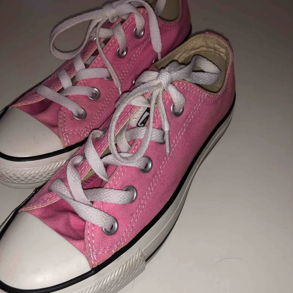 Låga rosa converse helt oanvända 100kr eller båda för 150kr . Skor.