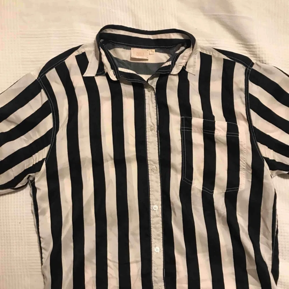 En snygg tunn vintage skjorta direkt från 80-talet (autentisk 😍) Står att storleken är 34/36 men jag tycker den går upp till storlek 40.   Köparen står för frakten 💗. Skjortor.