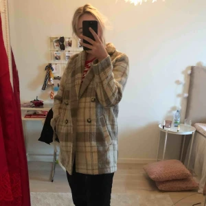  - Jättefin höst/vårrock från H&M. Denna har tyvärr inte kommit till användning för mig så jag säljer den i nyskick. Fickor finns på båda sidorna. 