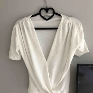  - Elegant v-ringad t-shirt från Zara. Använd fåtal gånger. Köparen står för frakten:)