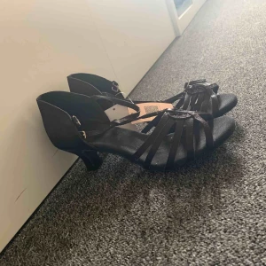  - Jag köpte dom här skorna för 150kr och de är helt oanvända. Orsaken till att jag säljer dom är för att dom är för små. 