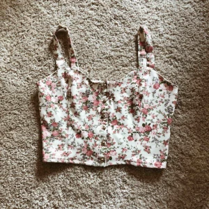 Blommig topp  - Topp från bikbok  Storlek s  Nästan aldrig använd 