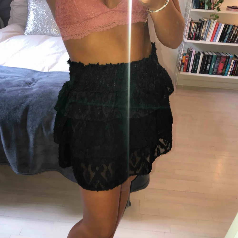 så fin kjol med volanger från ILLUM i Danmark. Passar S/M. Skriv för fler bilder. Kjolar.