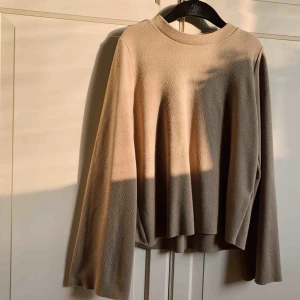  - Mysig ribbad/stickad tröja med hög krage och vida ärmar. Sand/beige färg från Gina. Köparen står för frakt 💛