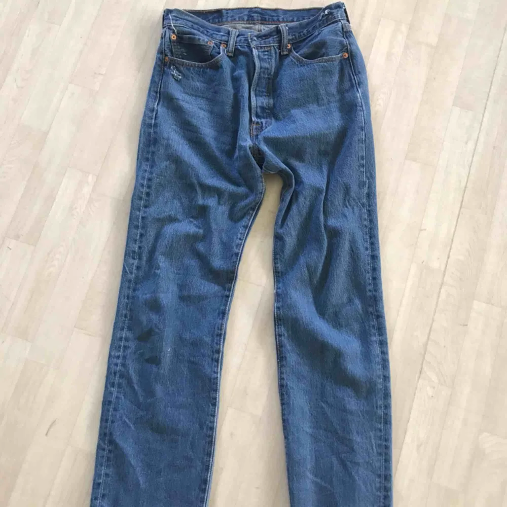 Levis jeans som är märkte med 33 36 men jag är storlek 25 midja 30 längd och dom är lite stora på mig i midjan. Säljs för att dom tar plats i garderoben. Frakt tillkommer och skriv för frågor och bilder . Jeans & Byxor.