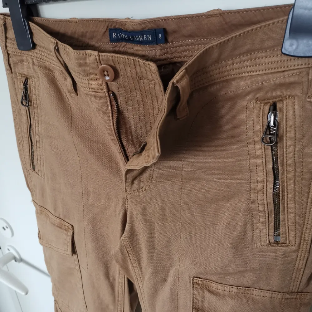 Knappt använda beiga Ralph Lauren jeans med snygga detaljer och fickor. I storlek 8 vilket motsvarar EU 36. Köparen står för frakten eller så möts vi upp i Göteborg/Mölndal. Kan betalas med swish eller så aktiverar jag safepay om det föredras. . Jeans & Byxor.
