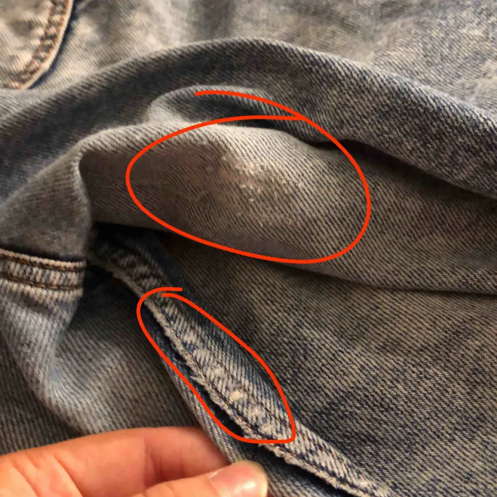 Snygga stentvättade vida jeans från monki. Slitningar innanför låren (bild 3). Jeans & Byxor.