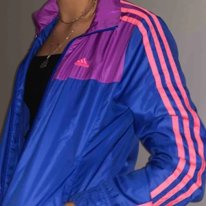  - Snygg färgglad  adidas vindjacka bra skick 