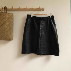  - Riktig skinnkjol, köpt second hand. Storlek S!