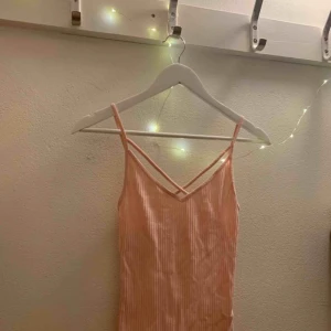  - Jag säljer detta supersöta linne från Hollister!! Frakt tillkommer💕✨