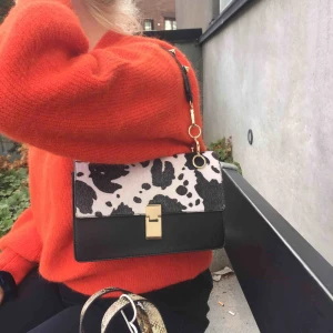  - Väskan är i väldigt bra skick och inköpt väldigt nyligen!  Inköpt för 400kr