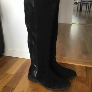  - Höga stövlar i mocka. Superfina! Använda endast ett fåtal gånger  🔥   Märke: Tamaris 