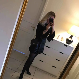  - Kjol i skinnimitation från Zara. Använd 1 gång. Frakt tillkommer. 