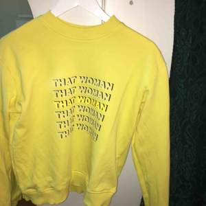 En gul sweatshirt från nakd 