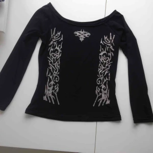  - Tajt svart tröja med öppna axlar och tribaler! Använd endast ett fåtal gånger, stretchy material.