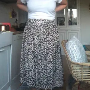Fin plisserad leo midi-kjol, strl M med skulle passa L. Köpare står för eventuell frakt.