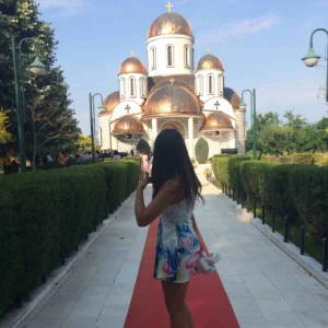  - Frakt ingår! Så fin och färgglad klänning! Tajt men har volanger där fram som ni ser på bilden! 