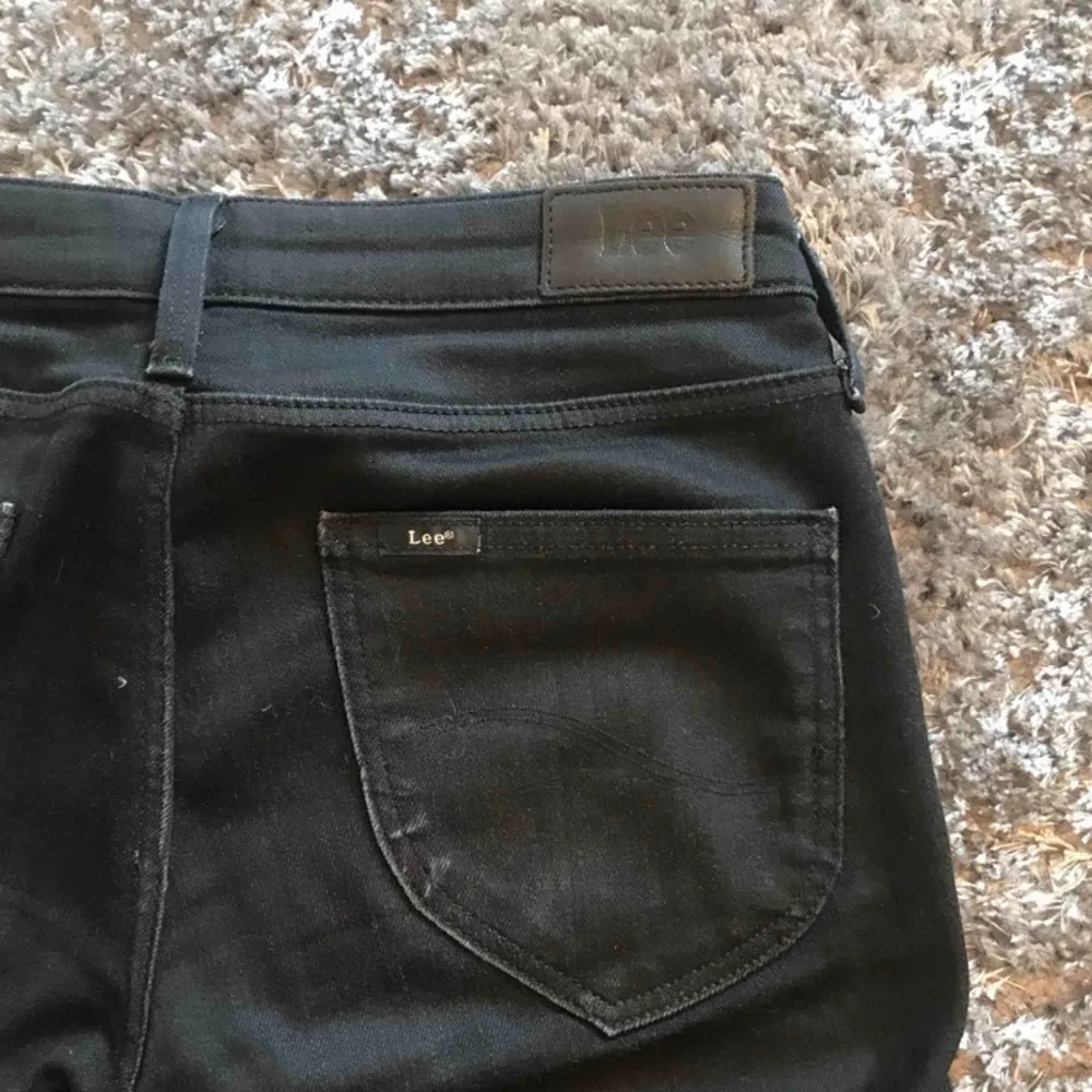 Ett par svarta bootcut jeans från Lee. Modell EMELLE  Storlek 26 i midjan. De är uppsydda för mig som är 158 cm men de är lite för korta så skulle säga att de passar någon som är ca 155 cm lång.   Normalt använt skick. Frakt på 60 kr tillkommer. Jeans & Byxor.