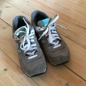  - Helt nya New Balance sneakers. Lite mindre i storlek, passar en 35 eller liten 36!   Frakt tillkommer