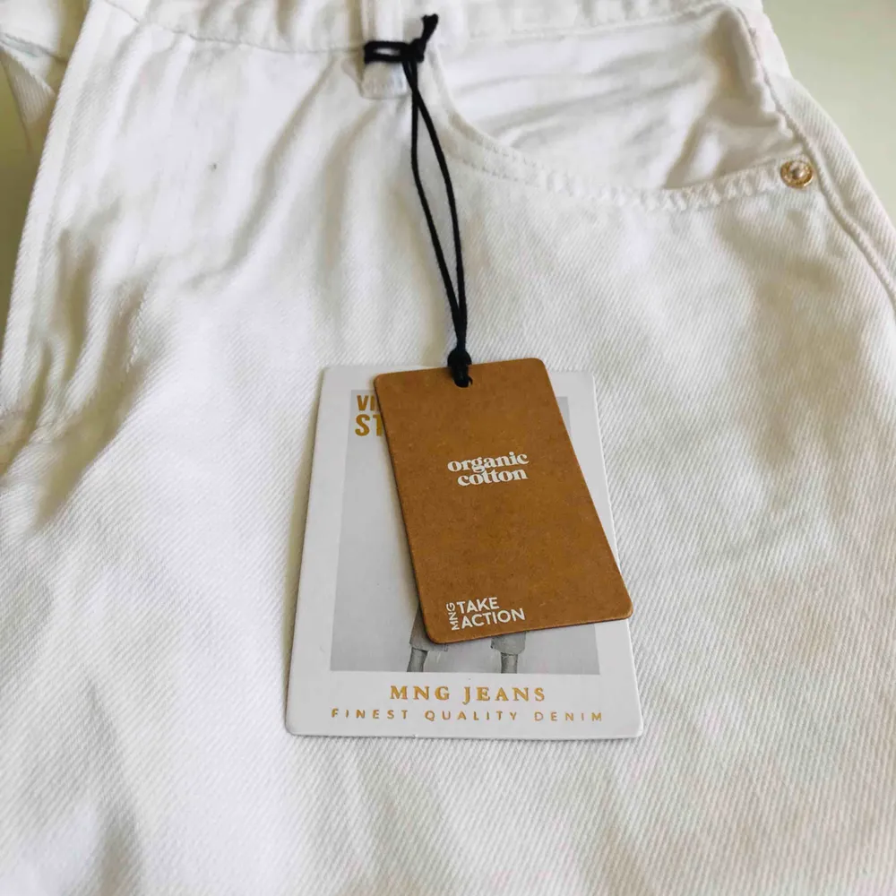 Sayana straight jeans från mango. Ny med prislappar. Köpte det 349kr och säljer för 200kr. Jeans & Byxor.