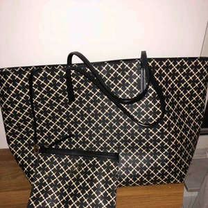  - Nästan oanvänd väska, inga skador originalpris 2300kr, största modellen