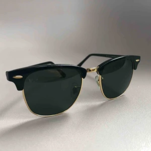  - Clubmaster Classic ray ban Båge: svart Glas: grön klassisk g-15  Nypris: 1500 kr  Bra skick, använda cirka 10 gånger 