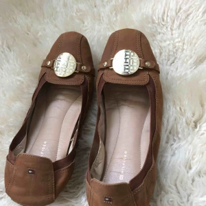  - Säljer mina bruna skor från Tommy Hilfiger då de ej används, i bra skick! Tar betalning via swish och fraktar mot fraktkostnad!🥰