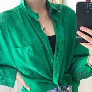  - En grön skjorta ifrån pascal💚 storlek 38 men passar på mig som är en 34/36