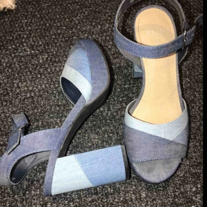  - Klackar i jeanstyg. Strl. 36, knappt använda. Klackhöjd ca 10cm
